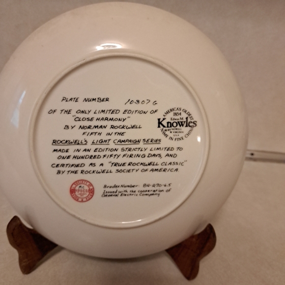 Knowles china decorative plate "Close Harmony" from Norman Rockwell Light Campai - Picture 2 of 2